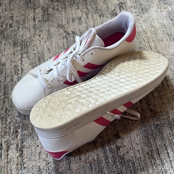 Adidas White Sneakers with Pink sparkle stripes - Classic - women’s size 7 - Picture 6 of 8